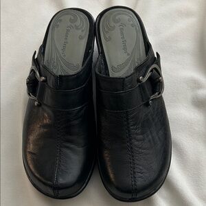 Bare Traps “nwot”Black Leather Clogs with Buckle Detail Sz: 8.5